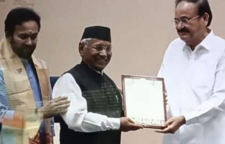 उत्तराखंड के प्रसिद्ध लोक गायक नरेंद्र सिंह नेगी को संगीत नाट्य एकेडमी सम्मान, उपराष्ट्रपति ने किया सम्मानित