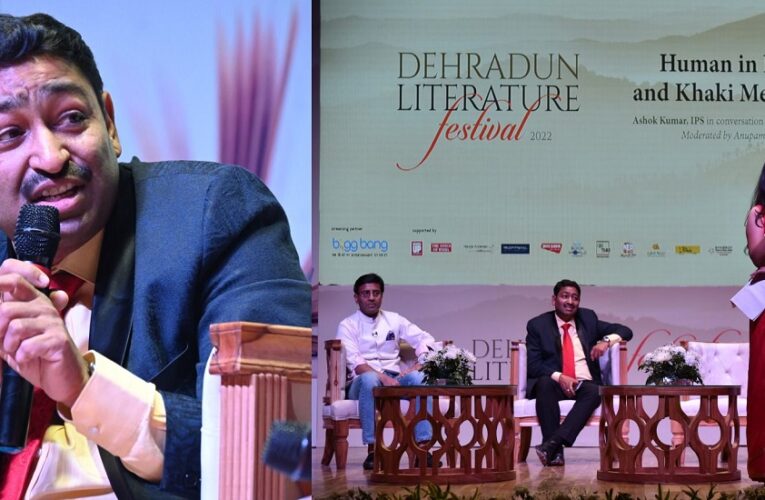 लिटरेचर फेस्टिवल में खूब बिकी DGP अशोक कुमार की बुक खाकी में इंसान, खरीदने वालों की लगी लंबी कतार