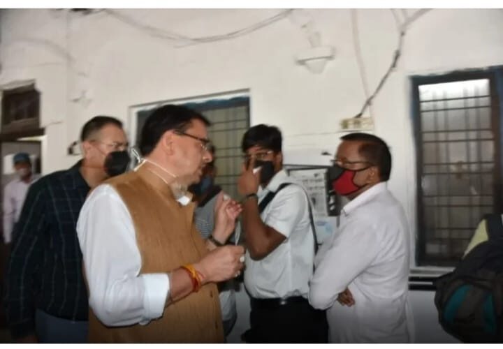 सीएम धामी ने मारा आरटीओ दफ्तर में छापा, आरटीओ दिनेश चन्द्र पठोई सस्पेंड