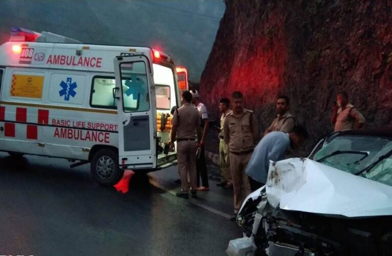 ऋषिकेश बदरीनाथ हाईवे पर सड़क हादसा, ट्रक ने मारी कार को टक्कर, इतने लोग थे सवार