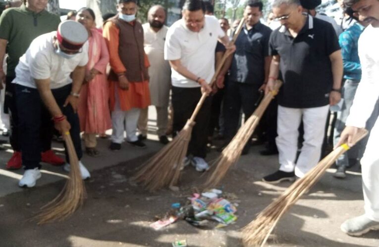सीएम धामी ने सड़क पर लगाई झाडू़, युवाओं और छात्रों को दिलाई शपथ