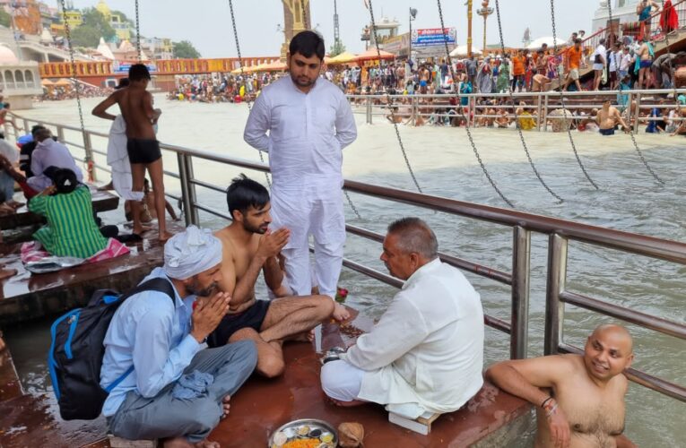 जम्मू कश्मीर में आंतकियों के निशाना बने बैंक मैनेजर विजय कुमार बेनीवाल की अस्थियां गंगा में विसर्जित