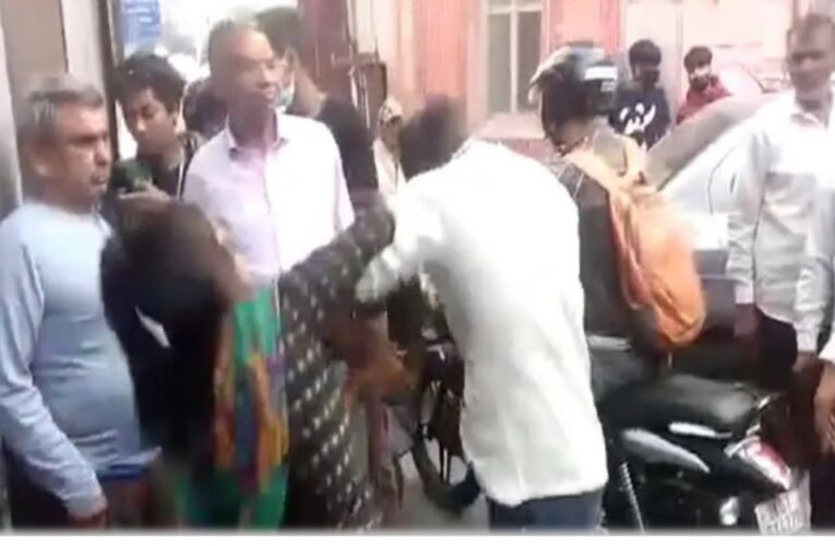 मसूरी ब्रेकिंग : मनचले ने युवतियों से की छेड़छाड़, जूते-चप्पल से जमकर धुनाई, मौके पर पहुंची पुलिस