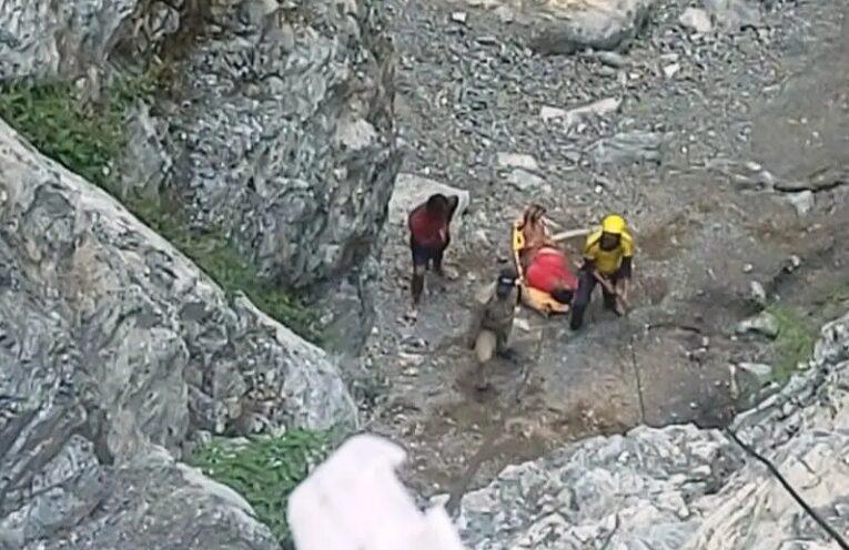 उत्तराखंड ब्रेकिंग : सेल्फी के चक्कर में युवक ने गवाई जान, पहाड़ से नीचे गिरा