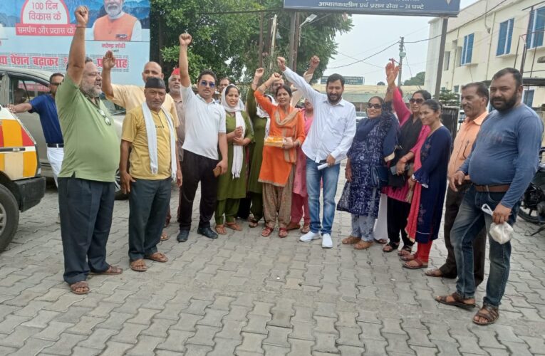 उत्तराखंड ब्रेकिंग: इस अस्पताल का अनुबंध हुआ निरस्त, UKD ने मिठाई बांटकर मनाई खुशी