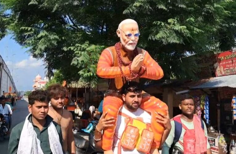 प्रधानमंत्री नरेंद्र मोदी की प्रतिमा कंधों पर बैठा कर रूपेंद्र तोमर ने की कावड़ यात्रा