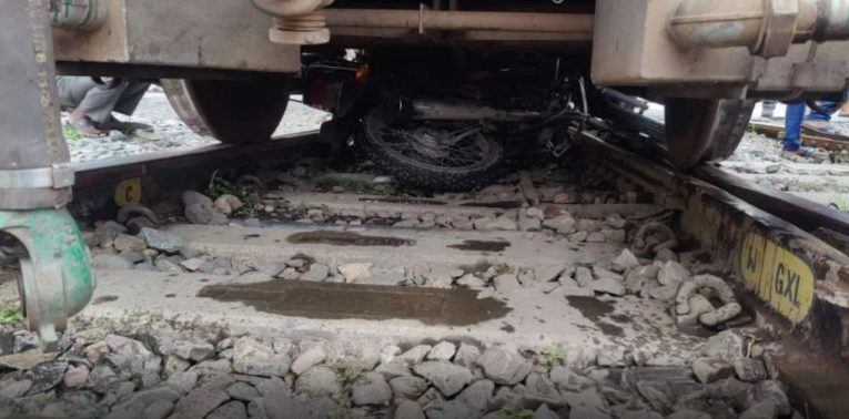 बड़ी खबर(लालकुआ) शंटिंग के दौरान ट्रेन पलटते पलटते बची. बाइक ट्रेन के नीचे घुसी.बाइक सवार फरार.बड़ा हादसा टला।।