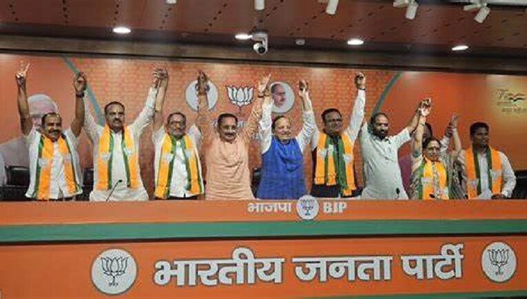 दिल्ली सरकार के पूर्व मंत्री ने थामा भाजपा का हाथ, छोड़ा AAP का दामन