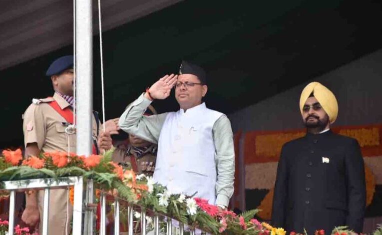 मुख्यमंत्री धामी ने आवास पर तिरंगा फहराया