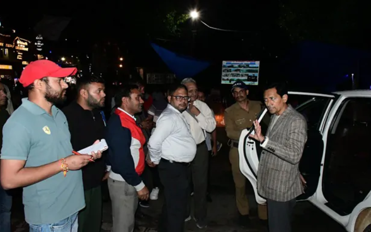 देर शाम मॉल रोड भ्रमण पर निकले कमिश्नर दीपक रावत