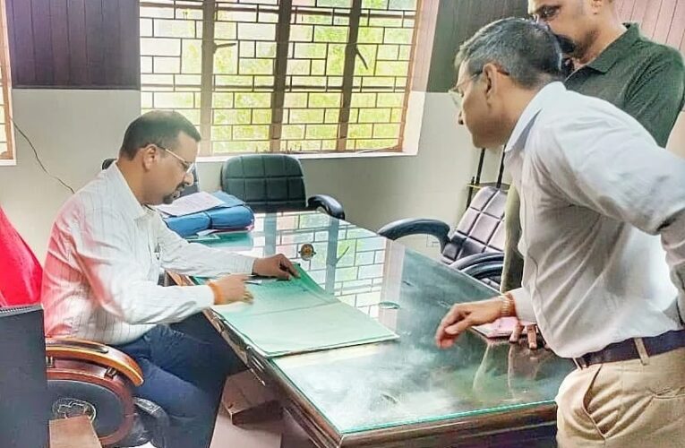 (उत्तराखंड) यहां डीएम ने कार्यालय में मारा छापा.कई अधिकारी अनुपस्थित.मचा हड़कंप. छापा मार अभियान जारी