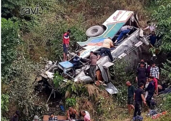 (अल्मोड़ा) सुबह हुआ बड़ा हादसा,राहत बचाव कार्य जारी. भरी बस खाई में गिरी. प्रशासन मौके पर,कई हताहत ।।