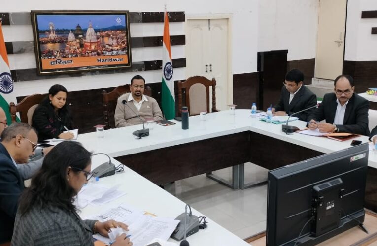 जिलाधिकारी कर्मेंद्र सिंह ने विभिन्न कंपनियों द्वारा सीएसआर के अंतर्गत संचालित कार्यों की जिला कार्यालय सभागार में समीक्षा की