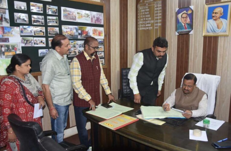 (उत्तराखंड) यहां DM खुद पहुंच गए कार्यालय में छापामारी करने. मचा हड़कंप.कर्मचारी मिले कम।।