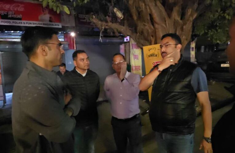 (उत्तराखंड) यहां डीएम ने रात्रि 1:40 पर मारा बीयर बार पर छापा.मचा हड़कंप. पांच टीमों ने की बड़ी कार्रवाई. गोपनीय रूप से पहुंचे डीएम