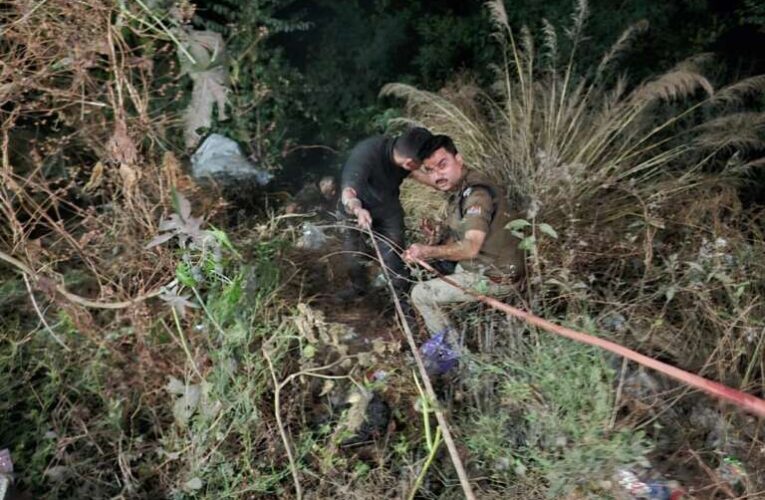 (उत्तराखंड) गहरी खाई में बाइक सहित गिरे दो युवक।