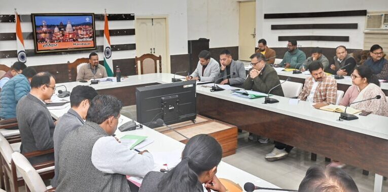 जिलाधिकारी कर्मेंद्र सिंह ने की राजस्व संवर्द्धन एवं अनुश्रवण समिति की बैठक