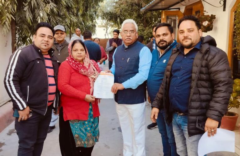 पार्षद पद पर दावेदारी के लिए राजदुलारी ने विधायक मदन कौशिक को सौंपा आवेदन पत्र