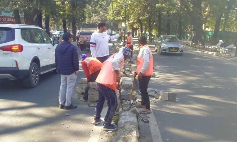 (देहरादून) अब हुड़दंगी नहीं मचा पाएंगे हुड़दंग. यहां बन रहा है डिवाइडर. डीएम की सराहनीय पहल ।।